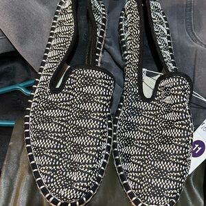 Universal Thread  women’s Black and white‎ slip on shoes size 11